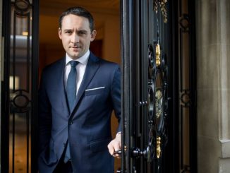 Antoine Pétrus ouvre la porte du Taillevent ©Anne-Emmanuelle Thion