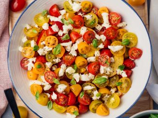 Voici ce que vous oubliez sûrement de faire lorsque vous préparez une salade de tomates