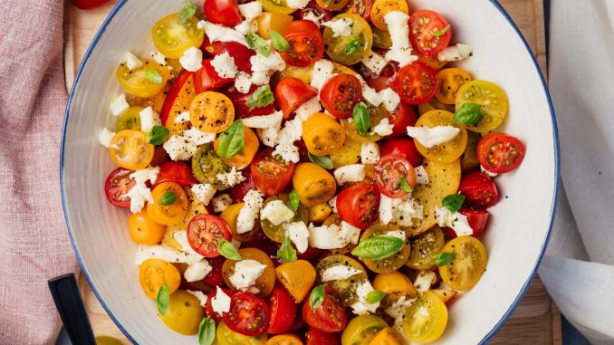 Voici ce que vous oubliez sûrement de faire lorsque vous préparez une salade de tomates