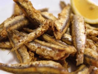plato con boquerones fritos