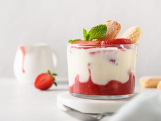 Tiramisu au citron et fraises : la recette de Cyril Lignac dans Tous en cuisine