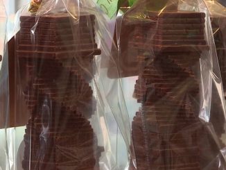 Orne : des cheminées en chocolat à déguster pour les fêtes
À Saint-Ouen-sur-Iton, dans l’Orne, un couple de boulangers fraîchement installé a décidé de faire un clin d'œil aux cheminées torsadées qui ornent les toits des maisons, en les confectionnant en chocolat.