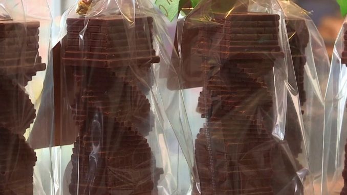 Orne : des cheminées en chocolat à déguster pour les fêtes
À Saint-Ouen-sur-Iton, dans l’Orne, un couple de boulangers fraîchement installé a décidé de faire un clin d'œil aux cheminées torsadées qui ornent les toits des maisons, en les confectionnant en chocolat.