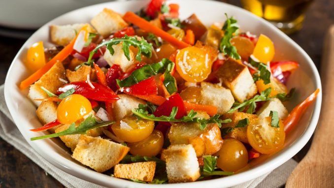 La panzanella de Julie Andrieu, idéale pour recycler du pain rassis