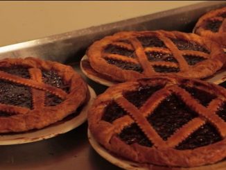 Gastronomie : la tarte aux pruneaux, emblématique de l'île d'Yeu
La tarte aux pruneaux est le dessert incontournable de l'île d'Yeu. Les touristes se régalent de cette tradition, que les habitants perpétuent depuis des générations.