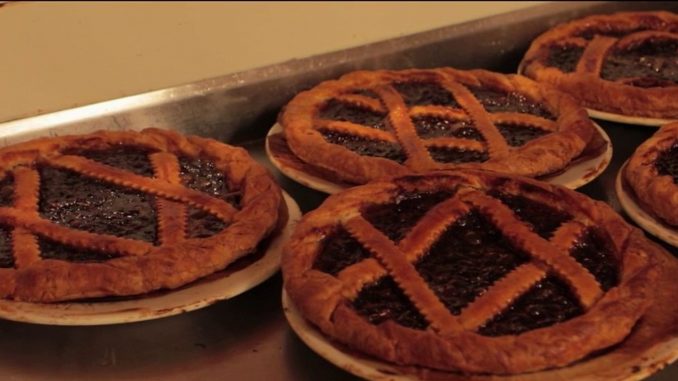 Gastronomie : la tarte aux pruneaux, emblématique de l'île d'Yeu
La tarte aux pruneaux est le dessert incontournable de l'île d'Yeu. Les touristes se régalent de cette tradition, que les habitants perpétuent depuis des générations.
