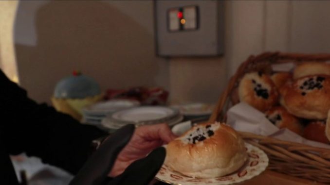 Noël et fêtes de fin d’année : à la découverte de Bath, la ville aux deux brioches
Le 13 heures vous fait découvrir la brioche de Bath, en Angleterre, mardi 6 décembre. Aussi appelée la ville aux deux brioches, la ville anglaise perpétue la tradition.