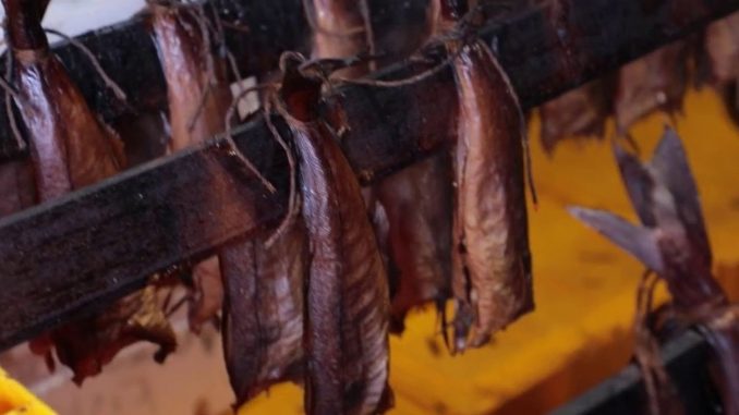 Écosse : quand le haddock s’habille en smokie
Le haddock est au cœur de la balade gourmande du jour du 13 Heures. Pour cela, direction les côtes écossaises, dans un petit village, où là-bas, on déguste le haddock fumé depuis plus de 100 ans.
