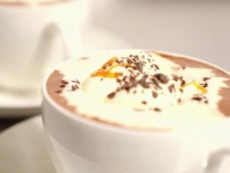 Gastronomie : sur les traces du vrai chocolat viennois
Vienne, la capitale de l'Autriche est reconnue pour son patrimoine historique, mais aussi ses chocolats chauds, devenus une institution mondiale depuis le XVIIIe siècle.