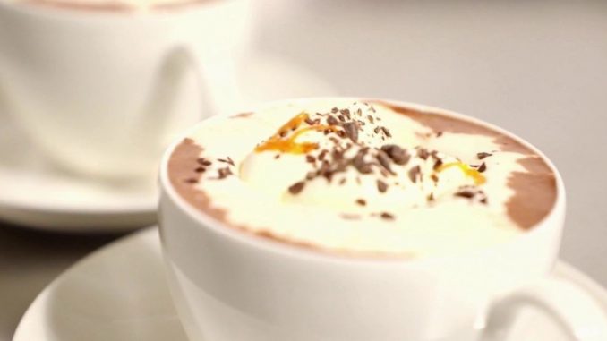 Gastronomie : sur les traces du vrai chocolat viennois
Vienne, la capitale de l'Autriche est reconnue pour son patrimoine historique, mais aussi ses chocolats chauds, devenus une institution mondiale depuis le XVIIIe siècle.