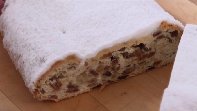 Noël et fêtes de fin d’année : le stollen, un dessert prisé en Allemagne pour le réveillon
En Allemagne, la brioche aux fruits secs, ou stollen, est présente sur de nombreuses tables allemandes pendant le réveillon de Noël. À l’approche des fêtes, la tradition se perpétue.