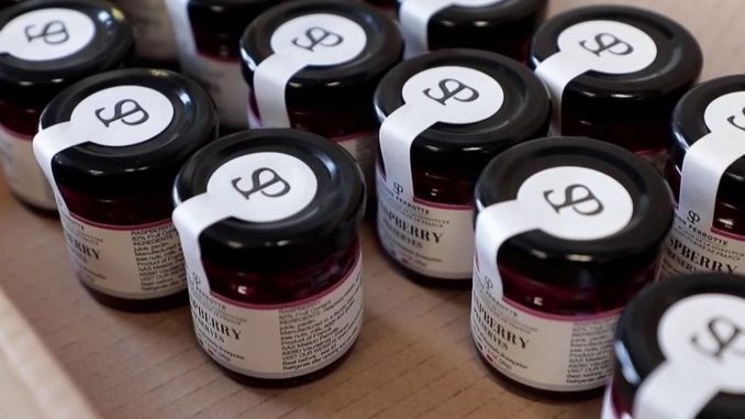 Gastronomie : Maison Perrotte, les champions du monde de la confiture
Focus sur les secrets de fabrication de la meilleure confiture au monde : celle de la maison française Perrotte, qui se trouve près d'Angers.