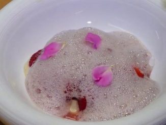 Gastronomie : la rose se déguste dans les confiseries et au restaurant
Jeudi 22 juin, le 13 Heures continue de présenter ses recettes concoctées à partir de fleurs. Parmi celles-ci, la rose, utilisée dans des préparations souvent sucrées.