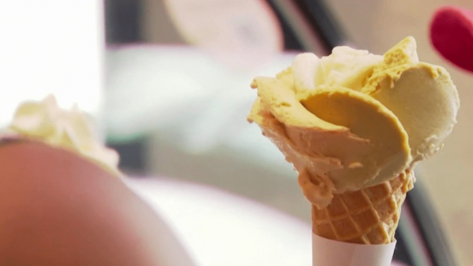Vacances : les glaces ont un succès fou à Dijon
C'est l'été, et c'est la saison des glaces. Les Français en mangent six litres par personne et par an. Une consommation qui augmente, et donc un marché en pleine expansion... Reportage à Dijon.