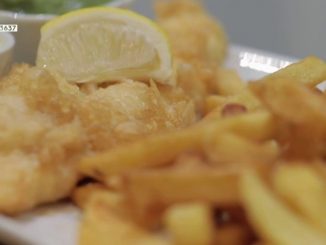 Cuisine : le fish and chips, le bon goût de la Grande-Bretagne à la conquête de l'Hexagone
250 millions de fish and chips sont vendus chaque année au Royaume-Uni. Comment le plat a-t-il su se réinventer pour pénétrer sur le marché français ?