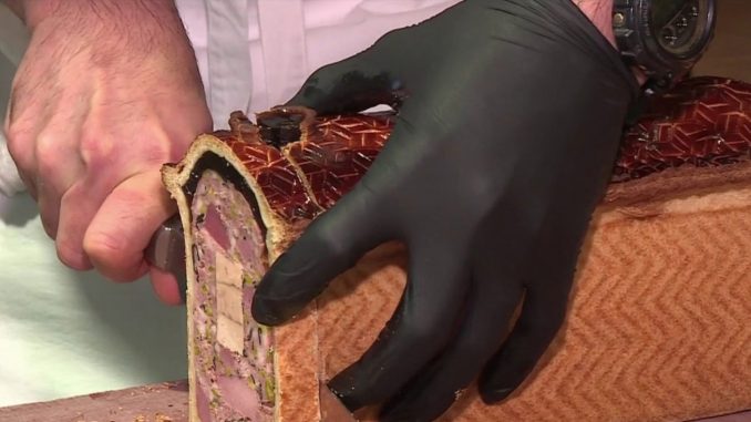 Gastronomie : le champion du monde de pâté en croûte est Japonais
Lundi 5 décembre se déroulait le grand concours du meilleur pâté en croûte, à Lyon. Le vainqueur n’est pas Français, mais Japonais.