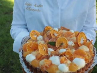 Corse : la clémentine, star des vergers
Originaire d'Algérie, la clémentine corse est très prisée par les amateurs. La pâtissière Delphine Morellini en a fait une spécialité, la tarte aux clémentines, qui pourrait presque concurrencer la bûche de Noël.
