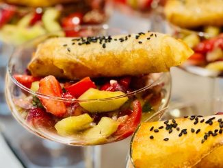Samoussas fêta-miel-thym-sésame, salade grecque et tzatziki de Joëlle Cuisine