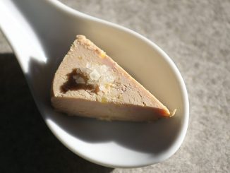 Reportage
Le foie gras sera rare à Noël : "Au lieu de 100 colis, j’en reçois 10 !", s'inquiète un grossiste de Rungis
Pour huit Français sur 10, il est un incontournable des fêtes et pourtant il risque de ne pas être sur toutes les tables à Noël, rare et trop cher cette année. Même à Rungis, le plus grand marché de produits frais au monde, le foie gras se fait rare.