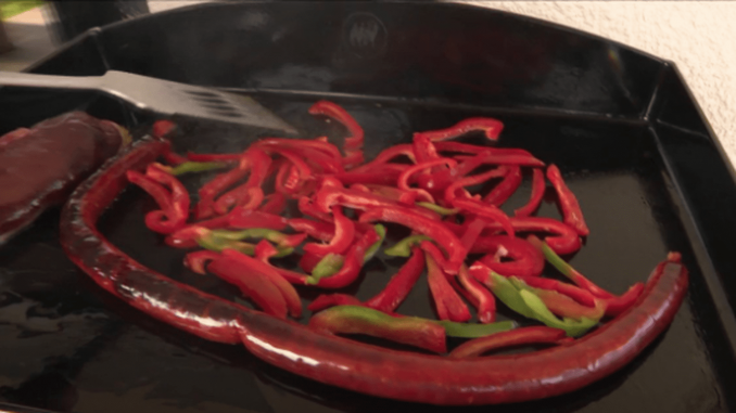 Consommation : les planches made in France séduisent les clients
La saison estivale rime souvent avec grillades. Dans les Landes, une société produit des planchas 100% françaises. Elles rencontrent un franc succès auprès des consommateurs.