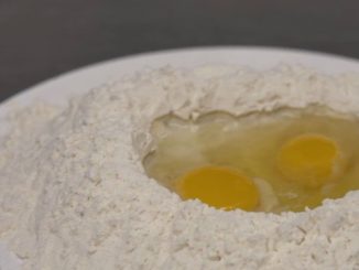 Noël et fêtes de fin d'année : le Pandoro, brioche italienne incontournable en décembre
À l'approche des fêtes de fin d'année, le 13 Heures continue son tour des meilleurs desserts de Noël. Mercredi 7 décembre, direction l’Italie à la découverte du Pandoro ou pain d'or.