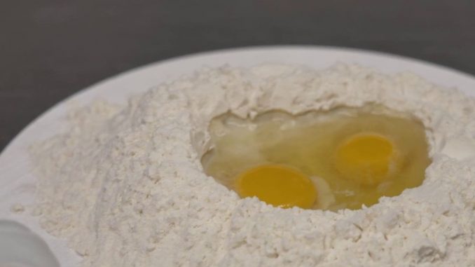 Noël et fêtes de fin d'année : le Pandoro, brioche italienne incontournable en décembre
À l'approche des fêtes de fin d'année, le 13 Heures continue son tour des meilleurs desserts de Noël. Mercredi 7 décembre, direction l’Italie à la découverte du Pandoro ou pain d'or.