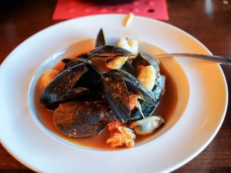 plato con mejillones en salsa