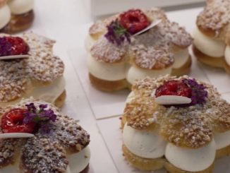 Gastronomie : le Salon de la pâtisserie a ouvert ses portes à Paris
Le Salon de la pâtisserie a ouvert ses portes au Parc Floral de Paris, samedi 17 juin. Les passionnés s'y sont donné rendez-vous pour y prendre un cours de cuisine et pour arpenter les allées du Salon.