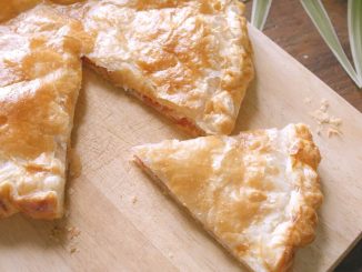 deliciosa empanada gallega con atun y masa de hojaldre