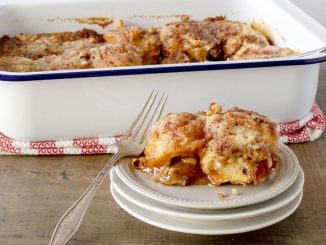 How to Make a 5-Ingredient Cinnamon Roll Dump Cake