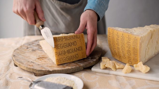 Peut-on manger la croûte du Parmigiano Reggiano ?