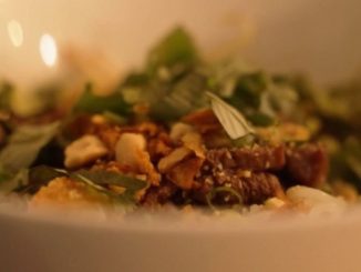 Gastronomie : le bò bún, le délice des rues du Vietnam qui a conquis la France
Direction le Vietnam sur les traces du bò bún, une spécialité qui a séduit les papilles des gourmands… jusqu'en France.