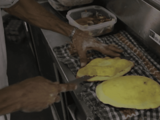 Gastronomie : le bokit, un sandwich populaire et apprécié des Guadeloupéens
Les équipes de France 2 vous emmènent cette semaine à la découverte des maisons sandwichs de nos régions. Lundi 14 août, direction la Guadeloupe, où le bokit est une véritable institution qu’il est possible d’acheter dans les food-trucks.