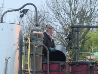 Tradition : portrait de Coralie Desnoyers, bouilleuse de cru ambulante
Le 13 Heures du lundi 26 décembre vous emmène à la découverte d’un métier qui se fait de plus en plus rare : bouilleur de cru ambulant. Cela consiste à aller chez les producteurs de fruits pour distiller de l'eau-de-vie. Portrait de Coralie Desnoyers, l’une d’entre eux.