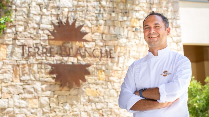 
L'été des chefs. Christophe Schmitt dans le Var, au restaurant Le Faventia : "J'essaye d'associer mes produits coups de cœur à ceux de la Provence"
