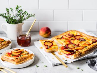 La tarte aux fines aux pêches de Cyril Lignac a un truc en plus !
