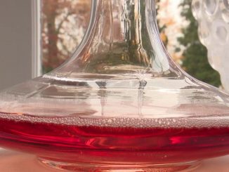 Gastronomie : dans la Marne, un champagne rouge exceptionnel
Dans la Marne, un champagne très particulier avec une robe rouge ne se boit ni à l'apéritif, ni au dessert, mais avec une viande rouge. Présentation.