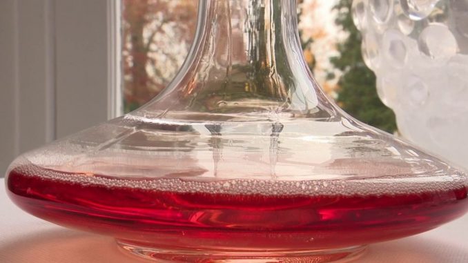 Gastronomie : dans la Marne, un champagne rouge exceptionnel
Dans la Marne, un champagne très particulier avec une robe rouge ne se boit ni à l'apéritif, ni au dessert, mais avec une viande rouge. Présentation.