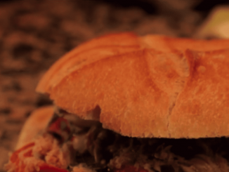 Gastronomie : à la découverte du pain bagnat, le sandwich iconique de Nice
Cette semaine, le 13 Heures vous dévoile les secrets des sandwichs de nos régions. Jeudi 17 août, direction Nice pour découvrir la recette du pain bagnat.