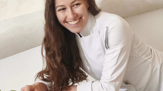 
L'été des chefs. L'"extraordinaire" formation de Rebecca Beaufour au Sénat : "Presque des cours particuliers, quatre apprentis pour quatre chefs"
