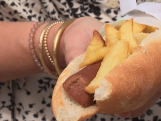 Gastronomie : la fricadelle, produit phare des baraques à frites du Nord
Le feuilleton culinaire de la semaine, consacré aux meilleurs sandwichs de nos régions, se déplace dans les Hauts-de-France, pour percer le mystère d'un grand classique des baraques à frites : la fricadelle.