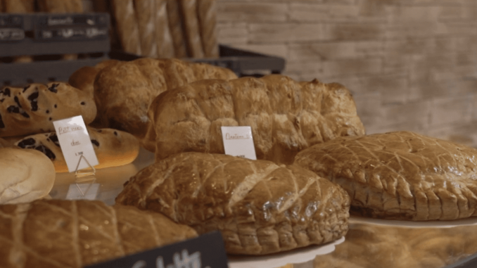 Galette des rois : un concours pour élire la meilleure
La galette des rois a fait son arrivée dans les boulangeries. Ce dessert traditionnel est aussi un véritable exercice de style pour les pâtissiers, qui participent au concours des galettes des rois de Mâcon en Saône-et-Loire.