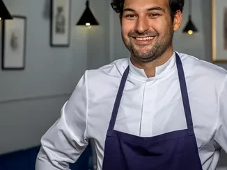 L'été des chefs. Jason Gouzy, à Paris, décline ses plats comme des chapitres : "Chacun de nos plats est interprété par trois assiettes, avec trois intentions de cuisine différentes"
