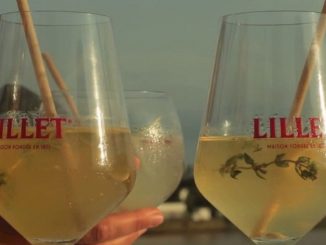 Consommation : créé il y a près de 150 ans, le Lillet revient à la mode
Le Lillet, un digestif créé il y a près de 150 ans, était un peu passé de mode. Depuis quelques années, il connaît une nouvelle jeunesse, et est exporté dans une cinquantaine de pays. Désormais, ce n'est plus en digestif mais en cocktail qu'il se consomme.