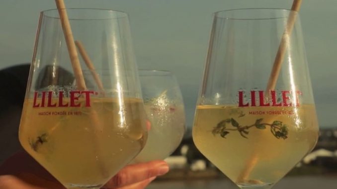 Consommation : créé il y a près de 150 ans, le Lillet revient à la mode
Le Lillet, un digestif créé il y a près de 150 ans, était un peu passé de mode. Depuis quelques années, il connaît une nouvelle jeunesse, et est exporté dans une cinquantaine de pays. Désormais, ce n'est plus en digestif mais en cocktail qu'il se consomme.
