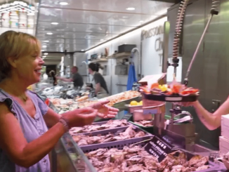 La Rochelle : au cœur des Halles, les fruits de mer remplissent les allées
Le 13 Heures du dimanche 20 août met le cap sur La Rochelle à la découverte d’un joli marché traditionnel. Là-bas, un couple de jeunes poissonniers passionnés a tout appris sur le tas.