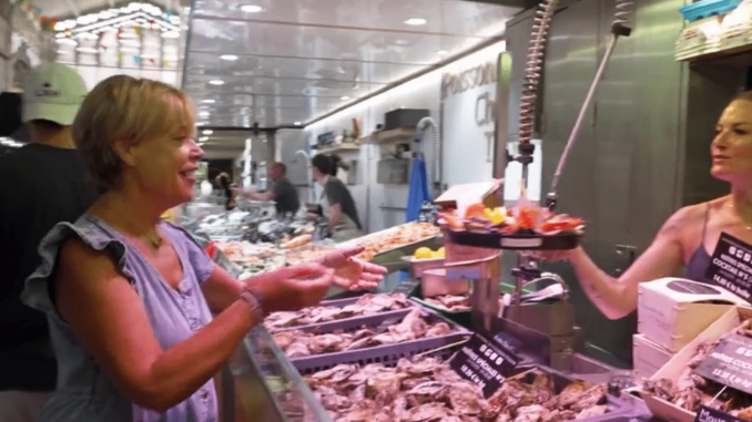 La Rochelle : au cœur des Halles, les fruits de mer remplissent les allées
Le 13 Heures du dimanche 20 août met le cap sur La Rochelle à la découverte d’un joli marché traditionnel. Là-bas, un couple de jeunes poissonniers passionnés a tout appris sur le tas.