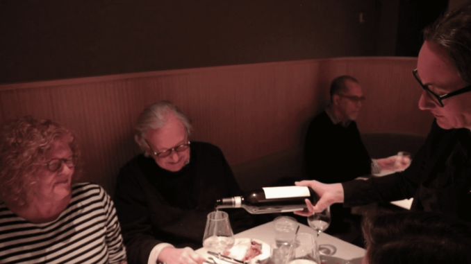 Vin : portrait de Pascaline Lepeltier, la sommelière à la conquête du monde
Le 20 Heures du samedi 24 décembre vous dresse le portrait de Pascaline Lepeltier qui va représenter la France lors du prochain concours mondial de sommellerie en février.