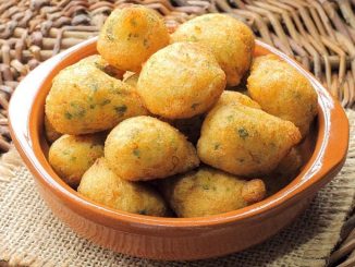 cazuela con buñuelos de bacalao rebozados
