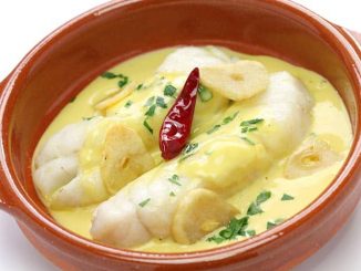 cazuela con cocochas de bacalao